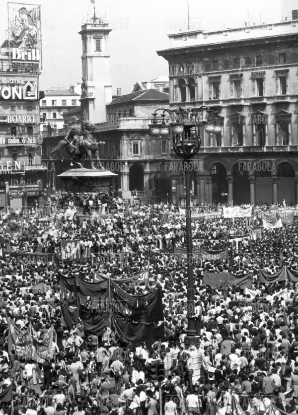 Protesta contro la strage in piazza della Loggia, Milano, 1974 - Farabola Immagine digitale