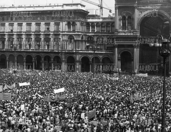 Protesta contro la strage in piazza della Loggia, Milano, 1974 - Farabola Immagine digitale