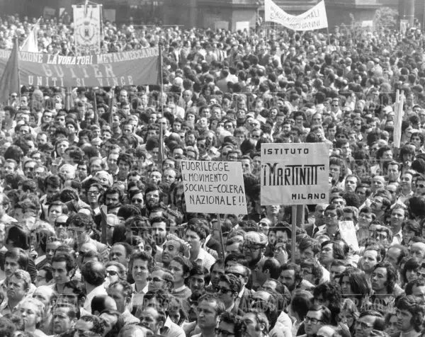 Protesta contro la strage in piazza della Loggia, Milano, 1974 - Farabola Immagine digitale