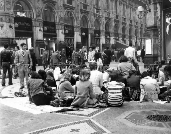 Protesta degli insegnanti e degli studenti della Scuola Civica Manzoni, Milano, 1976 - Farabola Immagine digitale