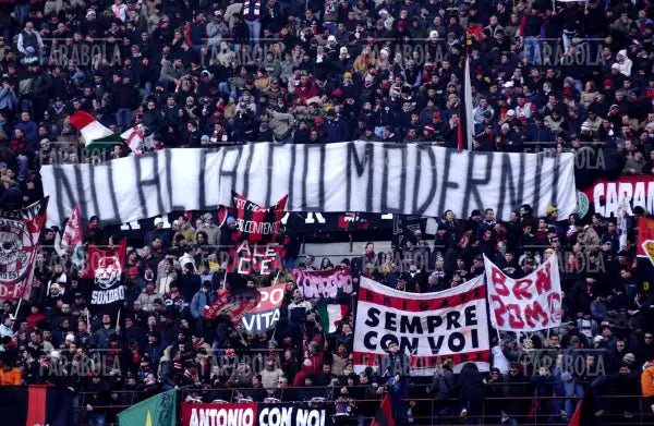 Protesta dei tifosi del Milan, Milan vs Bologna, 2005 - Farabola Immagine digitale