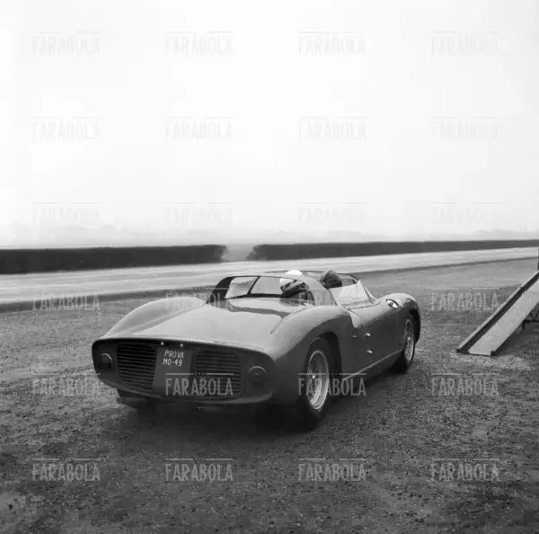 Prove su pista della Ferrari 3 litri GTO Sport, 1964 - Farabola Immagine digitale