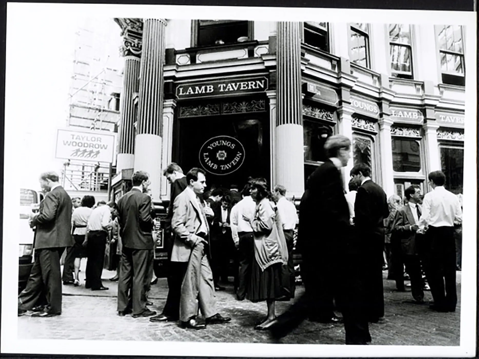 Pub in Lombard Street Londra anni 90 Ft 38053 - Stampa 24x18 cm - Farabola Stampa ai sali d'argento
