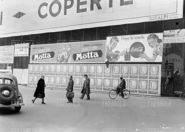 Pubblicità Motta sui cartelloni, Milano, 1949 - Farabola Immagine digitale