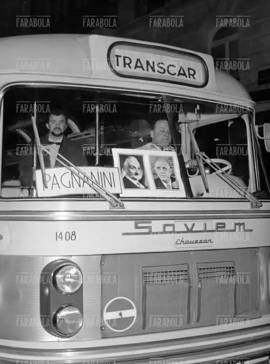 Pullman di italiani a Parigi, 1964 - Farabola Immagine digitale