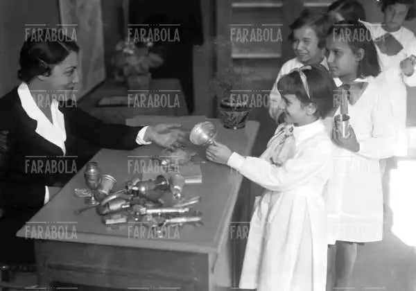 Raccolta del ferro in classe, Roma, 1935 - Farabola Immagine digitale