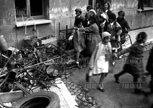 Raccolta del ferro in una scuola elementare, Roma, 1935 - Farabola Immagine digitale