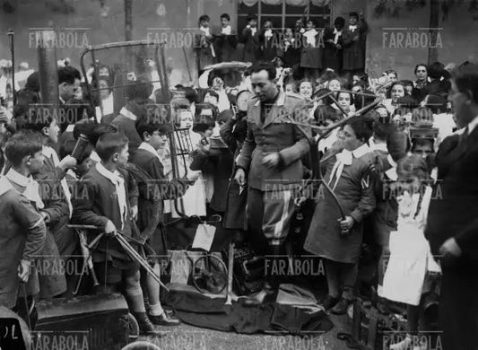 Raccolta del ferro in una scuola elementare, Roma, 1935 - Farabola Immagine digitale