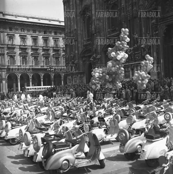 Raduno di Vespisti, Milano, 1956 - Farabola Immagine digitale