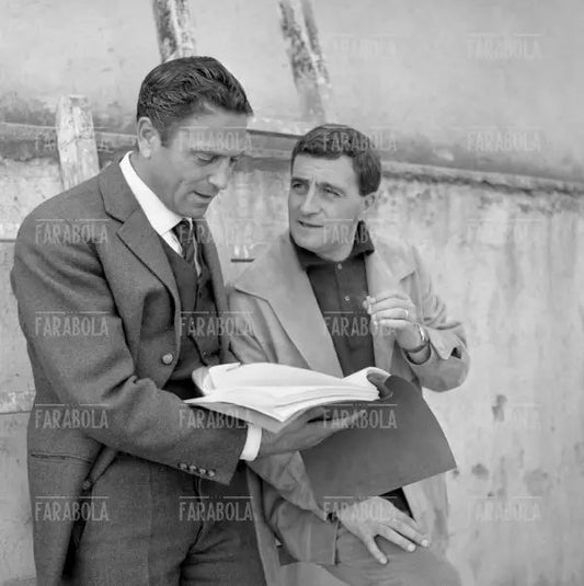 Raf Vallone e Giuseppe De Santis sul set del film La garconniere, 1960 - Farabola Immagine digitale