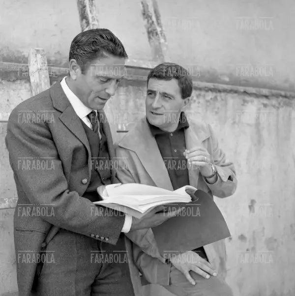 Raf Vallone e Giuseppe De Santis sul set del film La garconniere, 1960 - Farabola Immagine digitale