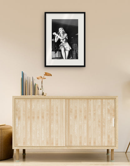 Fine-Art-Druck von „Raffaella Carrà, 1972“ mit schwarzem Rahmen und Passepartout, im Wohnzimmer über einer Anrichte aufgehängt