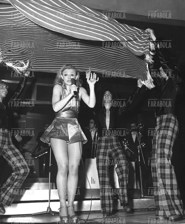 Raffaella Carrà a Forte dei Marmi, anni 60 - Farabola Immagine digitale