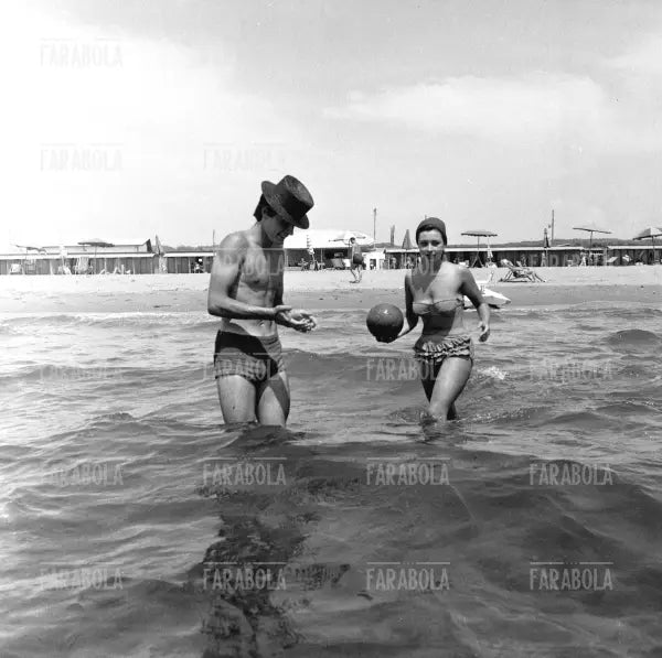 Raffaella Carrà al mare con il fratello Enzo Pelloni, Fregene, 1963 - Farabola Immagine digitale