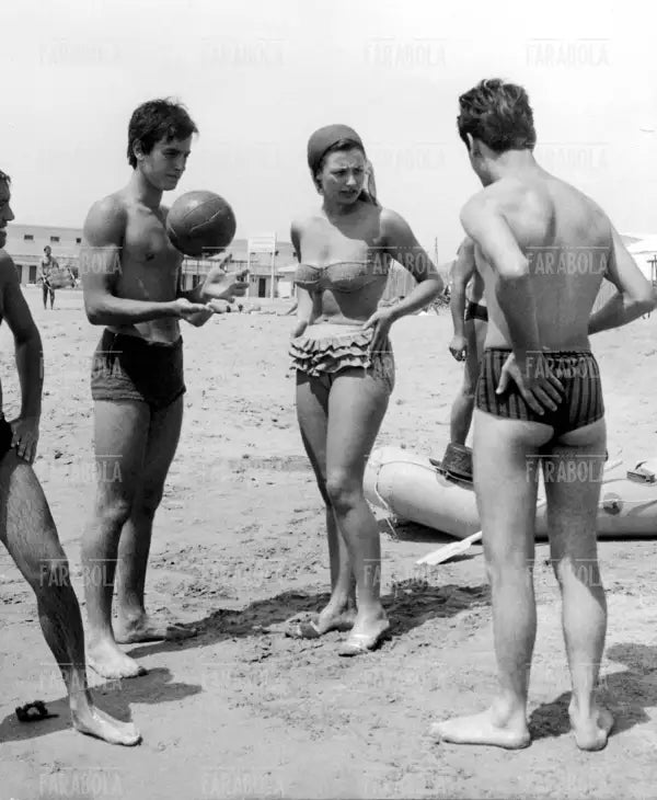 Raffaella Carrà al mare con il fratello Enzo Pelloni, Fregene, 1963 - Farabola Immagine digitale