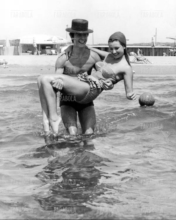Raffaella Carrà al mare con il fratello Enzo Pelloni, Fregene, 1963 - Farabola Immagine digitale