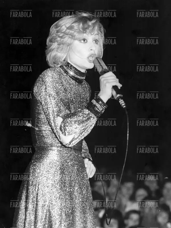 Raffaella Carrà alla festa sul Naviglio, Milano, 1975 - Farabola Immagine digitale