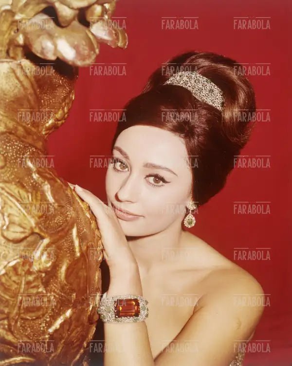 Raffaella Carrà con gioielli Buccellati, anni 60 - Farabola Immagine digitale