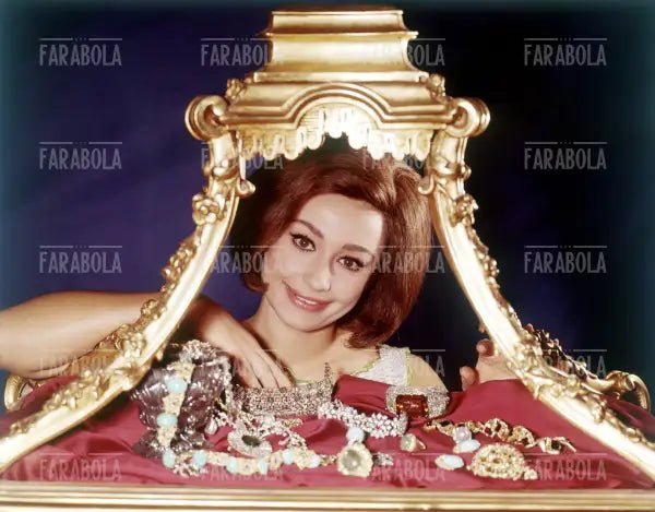Raffaella Carrà con gioielli Buccellati, anni 60 - Farabola Immagine digitale