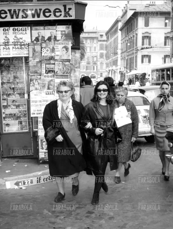 Raffaella Carrà con la nonna in via Frattina, 1965 - Farabola Immagine digitale