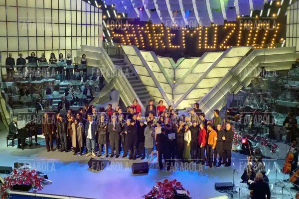 Raffaella Carrà con tutti i cantanti, Festival di Sanremo, 2001 - Farabola Immagine digitale