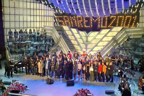Raffaella Carrà con tutti i cantanti, Festival di Sanremo, 2001 - Farabola Immagine digitale
