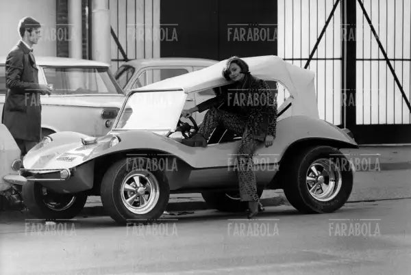 Raffaella Carrà con una Dune - Buggy, Milano, 1969 - Farabola Immagine digitale