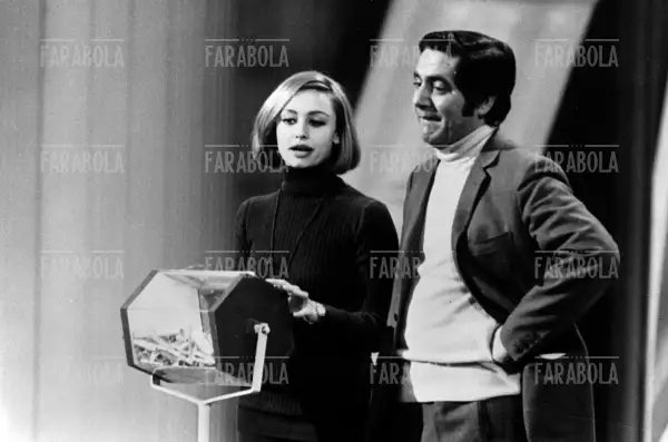 Raffaella Carrà e Corrado, Canzonissima, 1970 - Farabola Immagine digitale