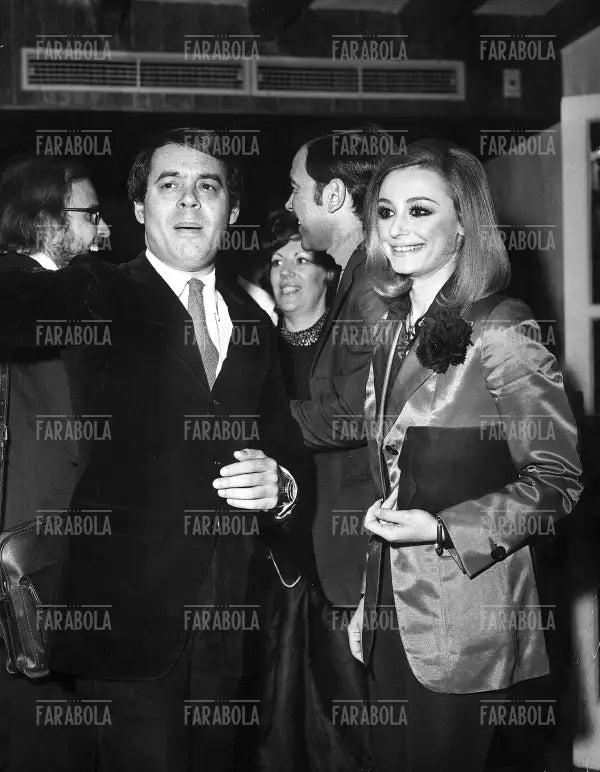 Raffaella Carrà e Gianni Boncompagni, Marina di Pietrasanta, 1972 - Farabola Immagine digitale
