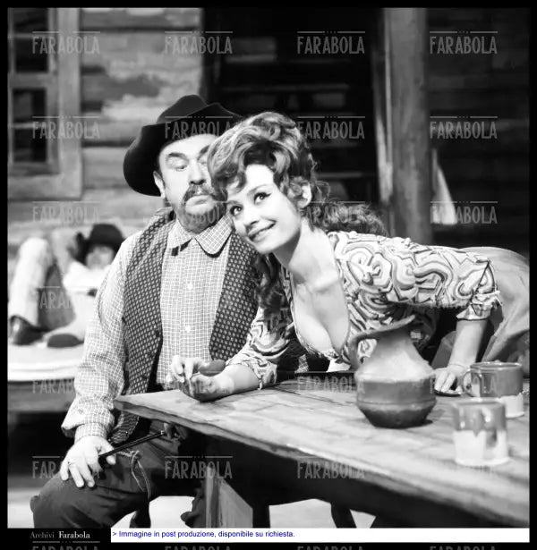 Raffaella Carrà e Gino Cervi sul set del film per la tv Del vento tra i rami del sassofrasso, 1966 - Farabola Immagine digitale