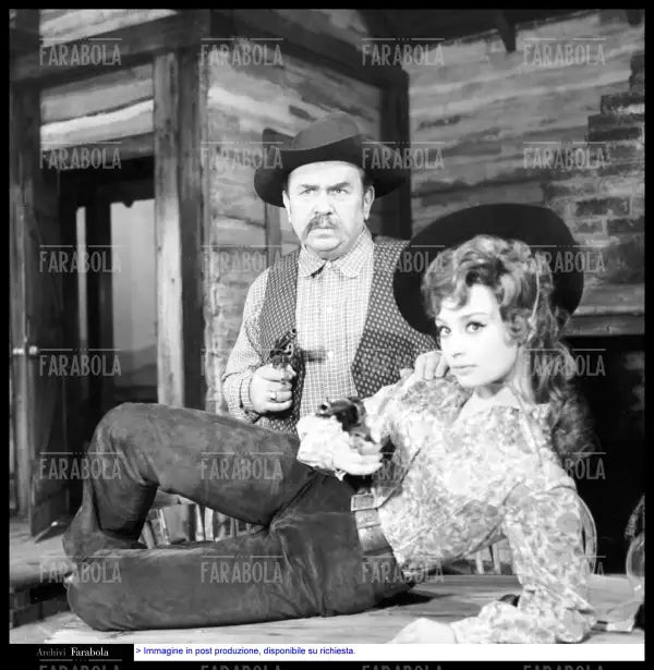 Raffaella Carrà e Gino Cervi sul set del film per la tv Del vento tra i rami del sassofrasso, 1966 - Farabola Immagine digitale