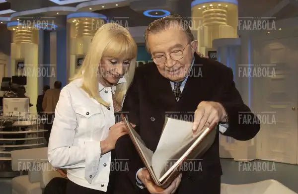Raffaella Carrà e Giulio Andreotti, Porta a Porta, 2004 - Farabola Immagine digitale