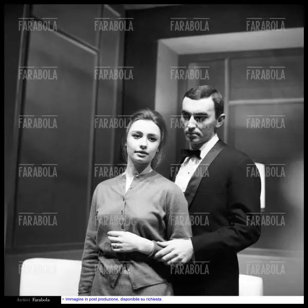 Raffaella Carrà e Massimo Foschi durante le prove al Teatro Manzoni, Milano, 1967 - Farabola Immagine digitale