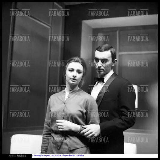 Raffaella Carrà e Massimo Foschi durante le prove al Teatro Manzoni, Milano, 1967 - Farabola Immagine digitale