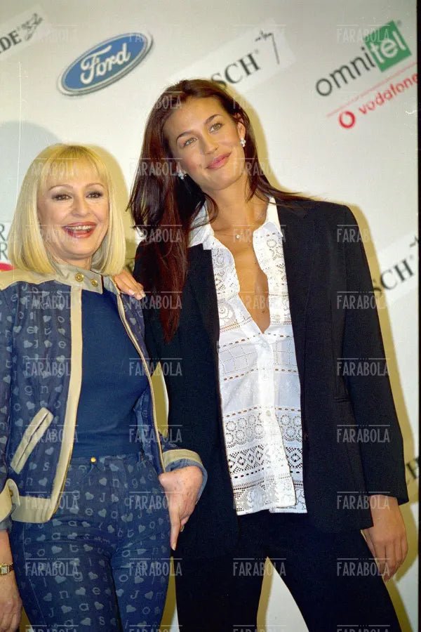 Raffaella Carrà e Megan Gale, Festival di Sanremo, 2001 - Farabola Immagine digitale