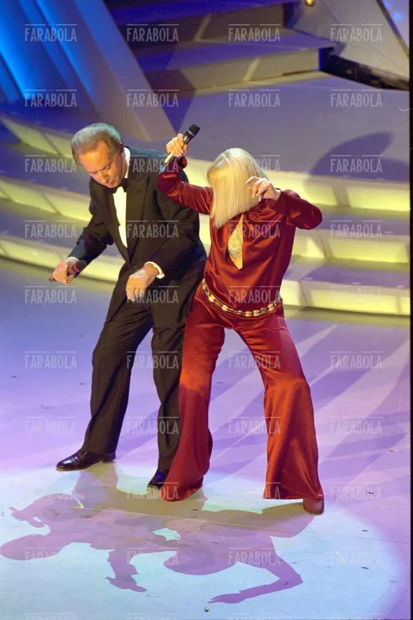 Raffaella Carrà e Mike Bongiorno, Festival di Sanremo, 2001 - Farabola Immagine digitale