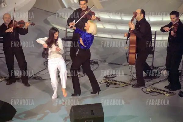 Raffaella Carrà ed Elisa, Festival di Sanremo, 2001 - Farabola Immagine digitale
