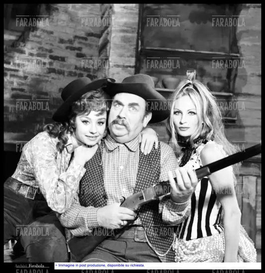 Raffaella Carrà, Gino Cervi e Carmen Scarpitta sul set del film per la tv Del vento tra i rami del sassofrasso, 1966 - Farabola Immagine digitale