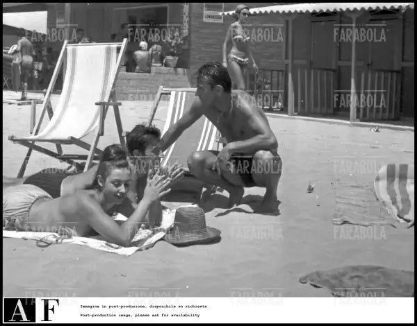 Raffaella Carrà, Lelio Luttazzi e Walter Chiari in spiaggia, Fregene, 1963 - Farabola Immagine digitale
