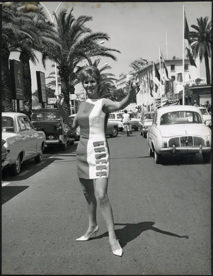 Ragazza al Festival di Cannes 1966 Ft 35689 - Stampa 21x27 cm - Farabola Stampa ai sali d'argento