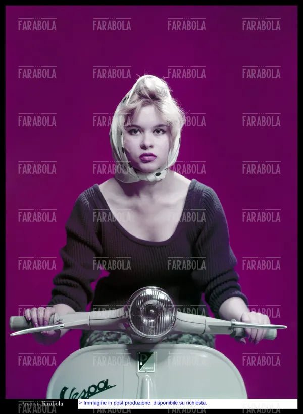 Ragazza in vespa, anni 60 - Farabola Immagine digitale