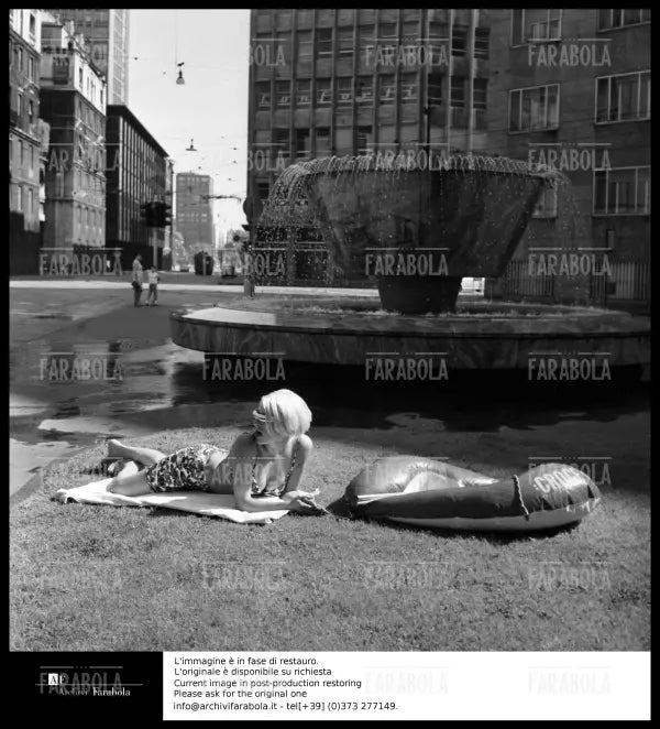 Ragazza prende il sole in via Turati, Milano, 1968 - Farabola Immagine digitale