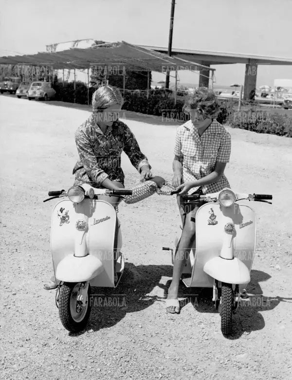 Ragazze in scooter Laverda, Viareggio, 1960 - Farabola Immagine digitale