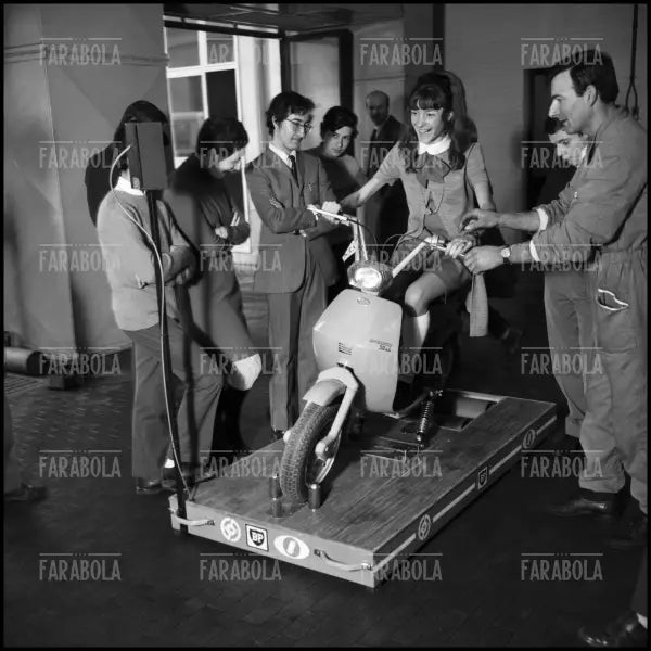 Ragazzi all'autoscuola per moto, Milano, 1969 - Farabola Immagine digitale