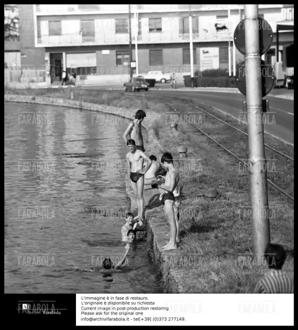 Ragazzi fanno il bagno al Naviglio Grande, Milano, 1965 - Farabola Immagine digitale