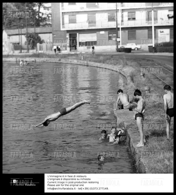 Ragazzi fanno il bagno al Naviglio Grande, Milano, 1965 - Farabola Immagine digitale