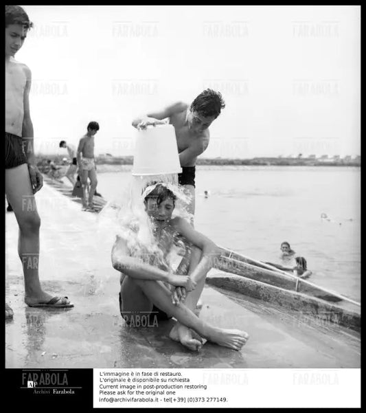 Ragazzi giocano all'Idroscalo, Milano, 1966 - Farabola Immagine digitale