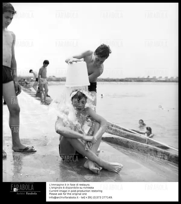 Ragazzi giocano all'Idroscalo, Milano, 1966 - Farabola Immagine digitale