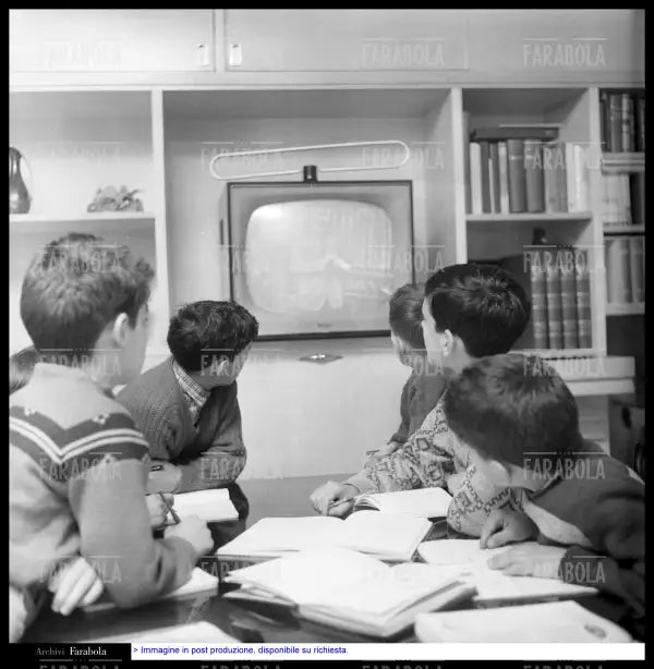 Ragazzi guardano Non è mai troppo tardi in tv, 1958 - Farabola Immagine digitale