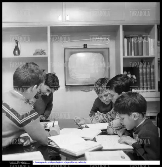 Ragazzi guardano Non è mai troppo tardi in tv, 1958 - Farabola Immagine digitale
